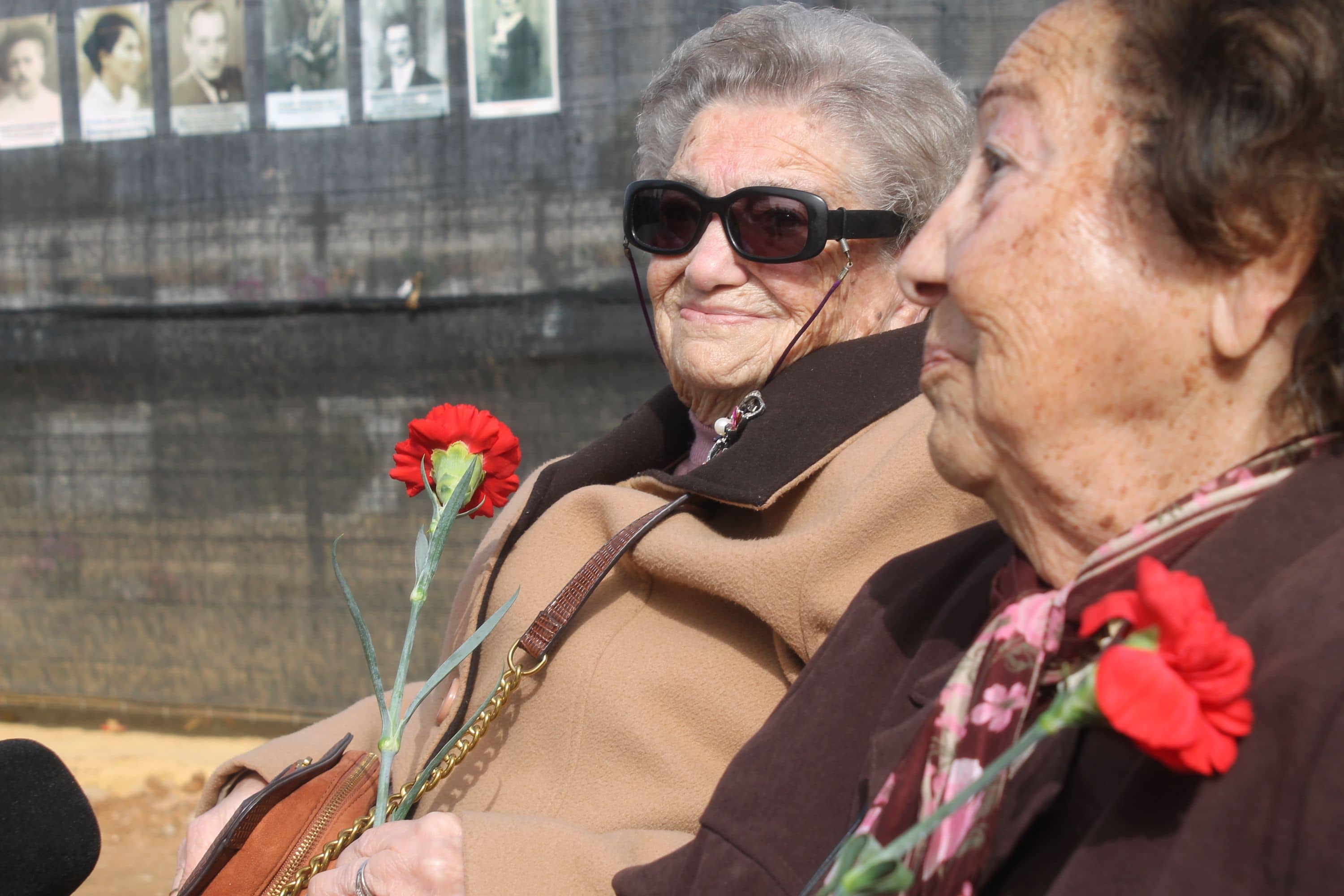 Dos mujeres en el acto de Pico Reja