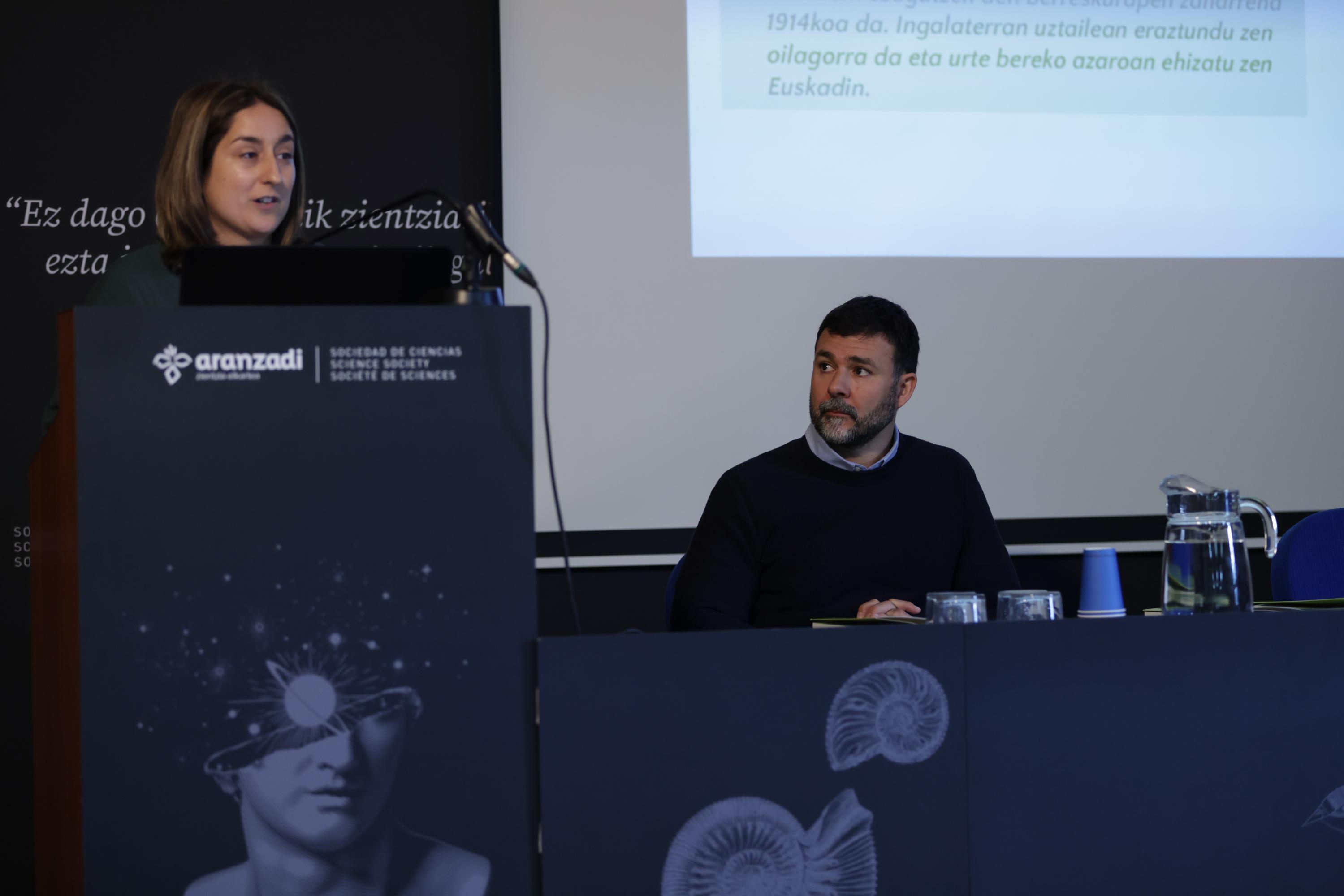 Juan Arizaga eta Maite Laso, Aranzadiko ornitologoak, Euskadiko Hegazti Migratzaileen Atlasaren aurkezpenean