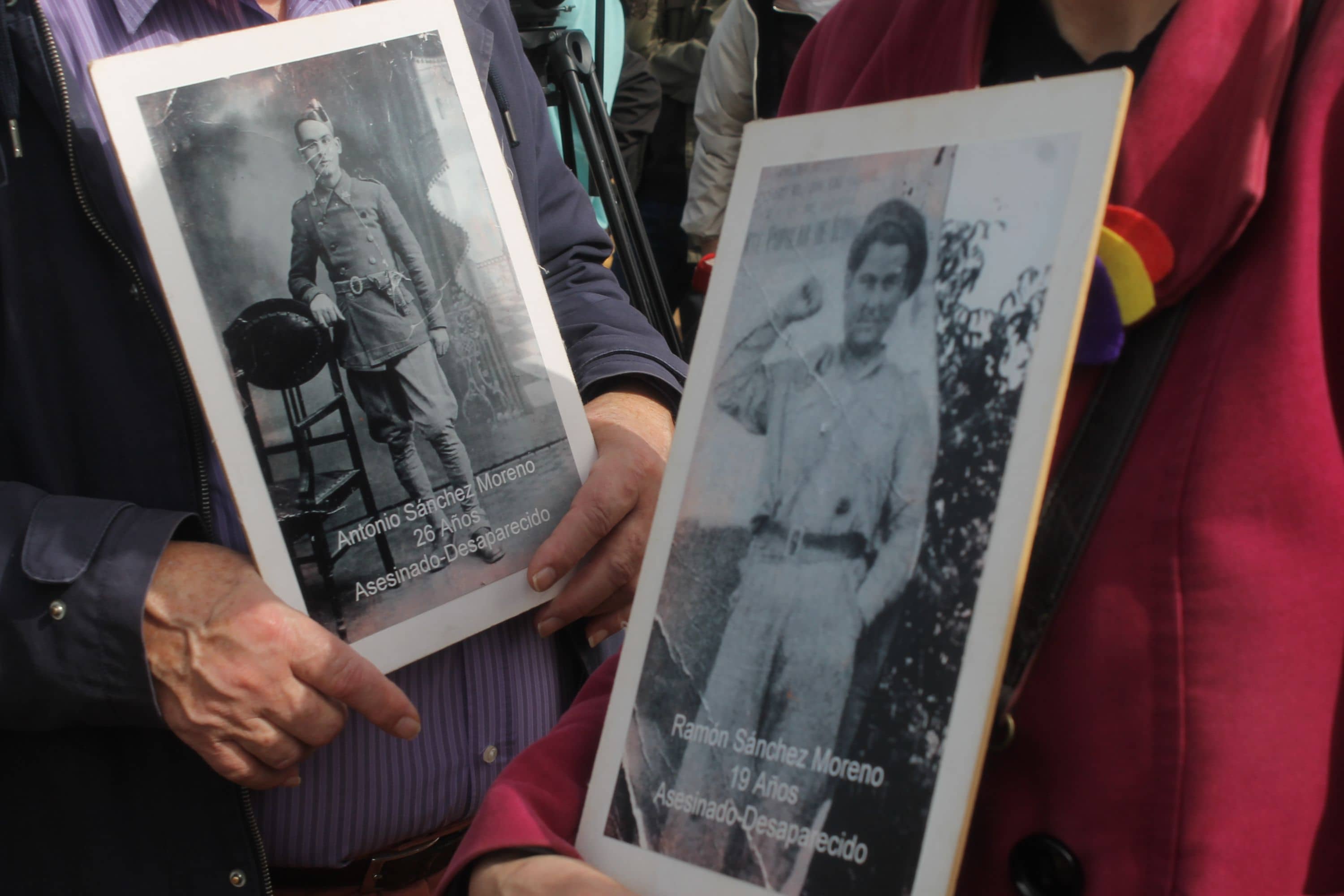 Fotografías en memoria de las personas inhumadas en Pico Reja.