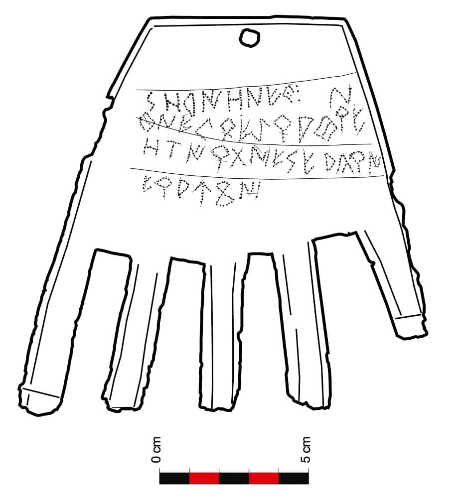 Texto encontrado en la mano, escrito en un sistema gráfico vascónico.