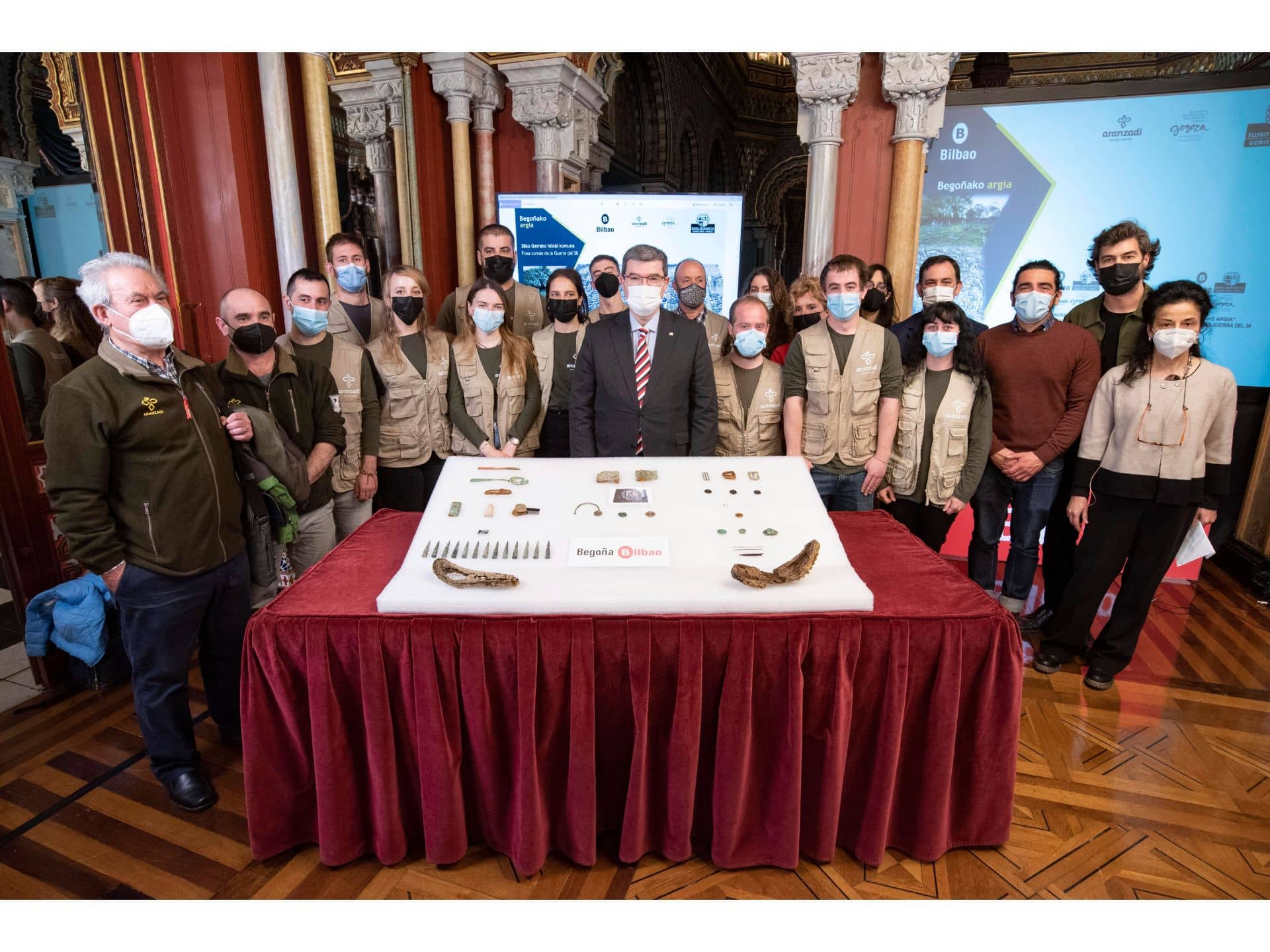 Presentación de los materiales encontrados en la fosa de la Guerra Civil de Begoña