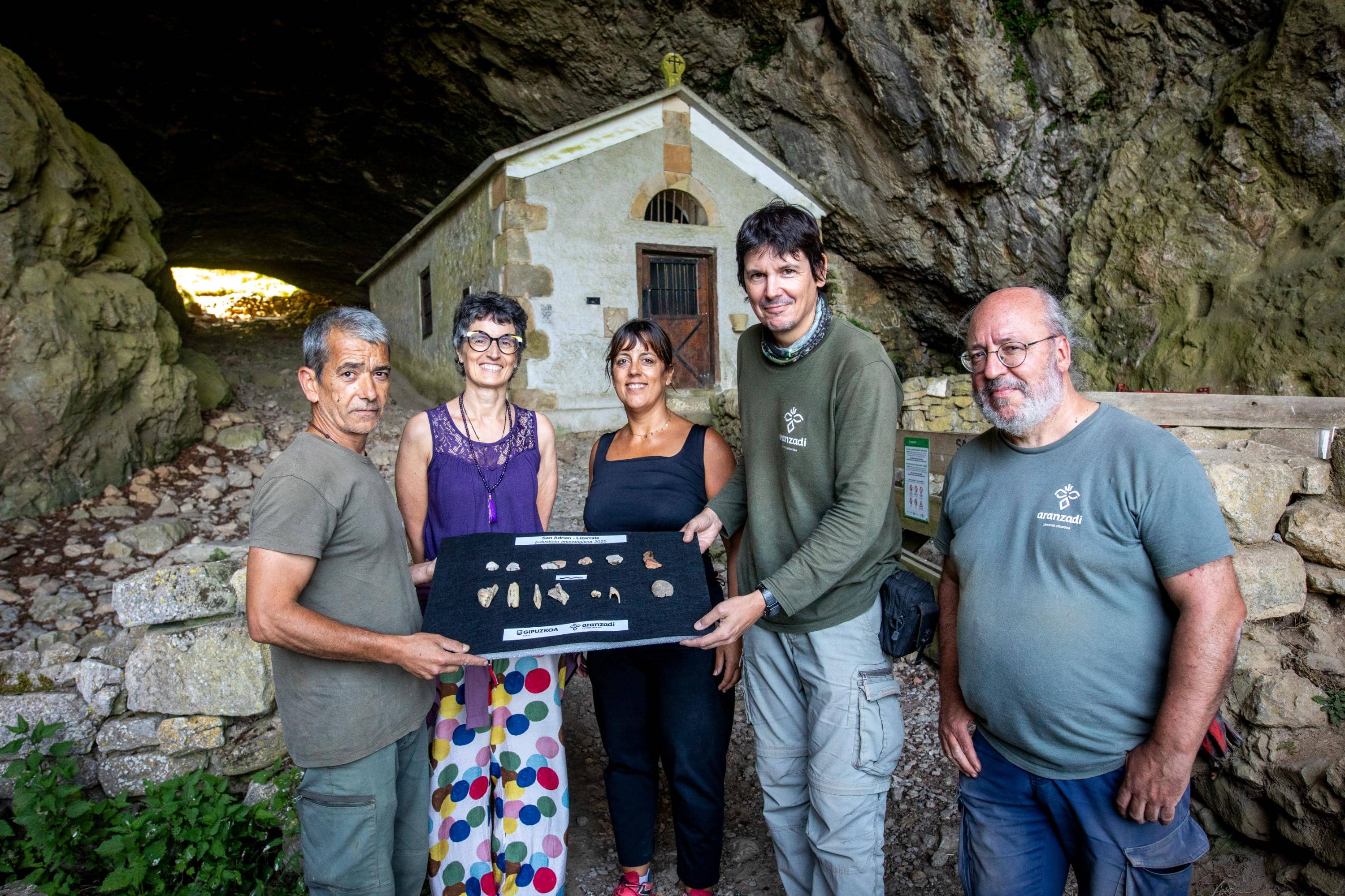 Hiru zuzendariak, Jexux Tapia, Manu Ceberio eta Alfredo Moraza arkeologoak, Goizane Álvarez Gipuzkoako Foru Aldundiko Kultura diputatua eta Mari Jose Telleria Kultura zuzendaria, San Adriang