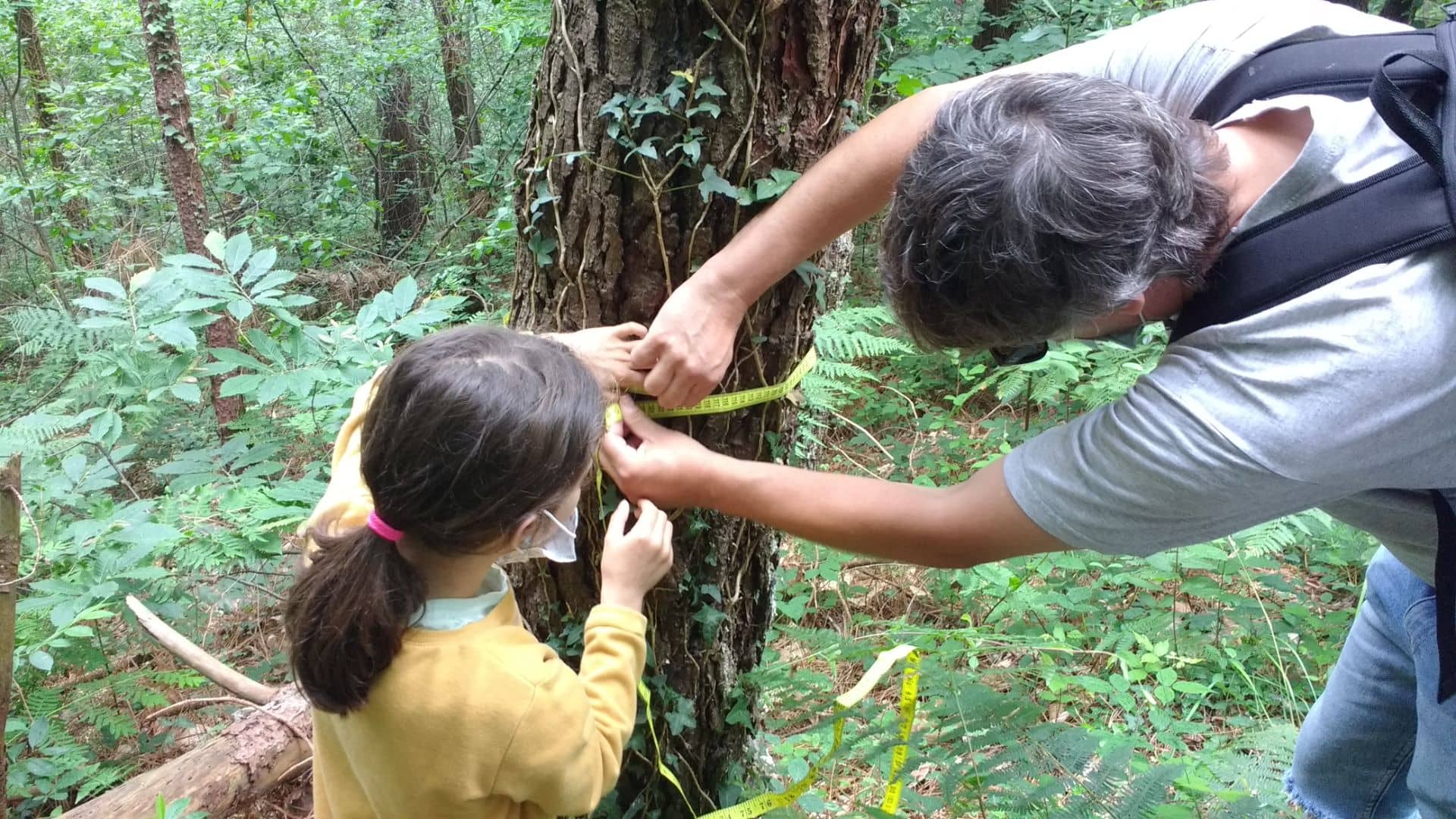 Una familia explorando en el monte.