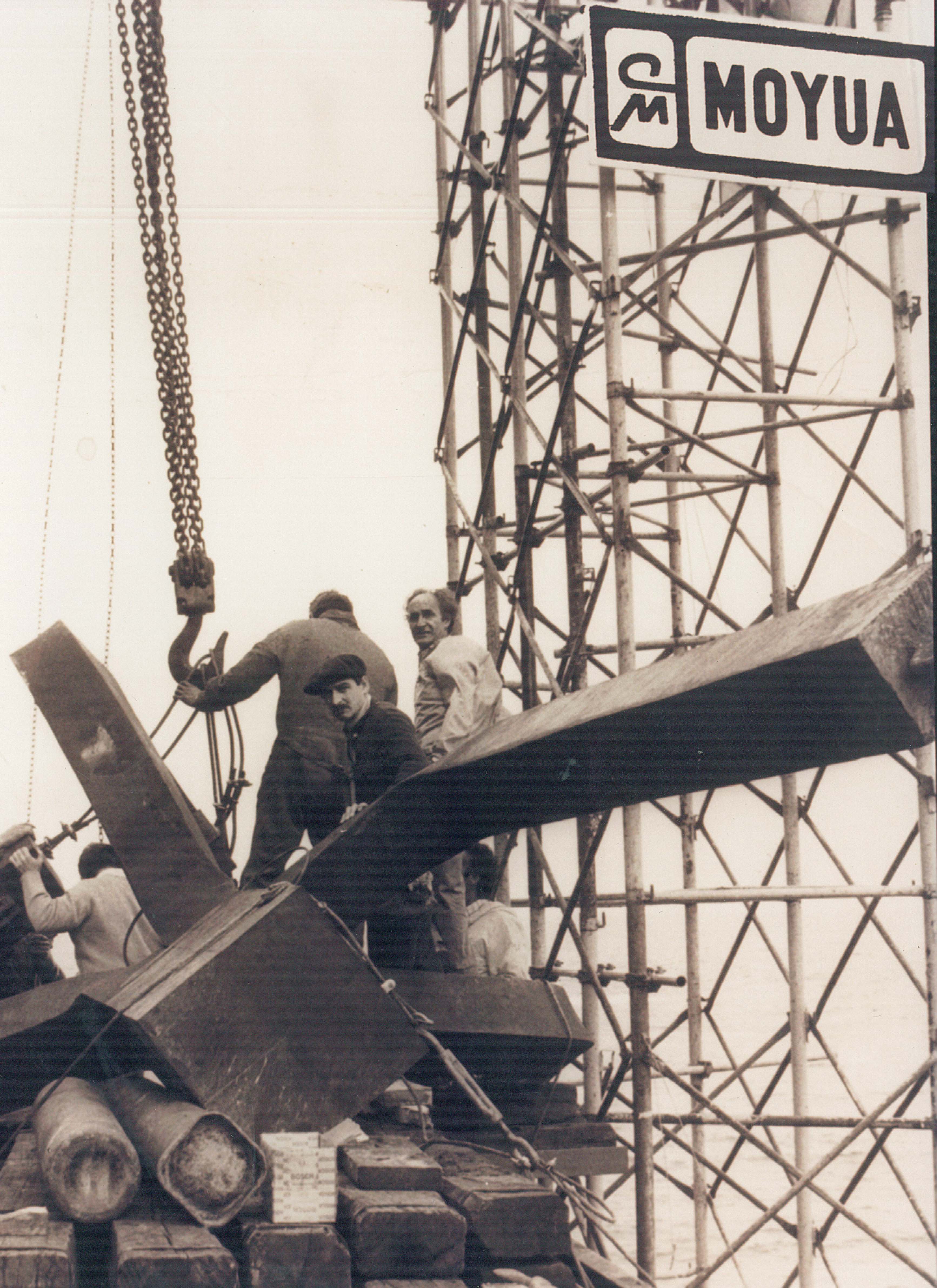 Fermin Leizaola junto a Eduardo Chillida durante el montaje del Peine del Viento.