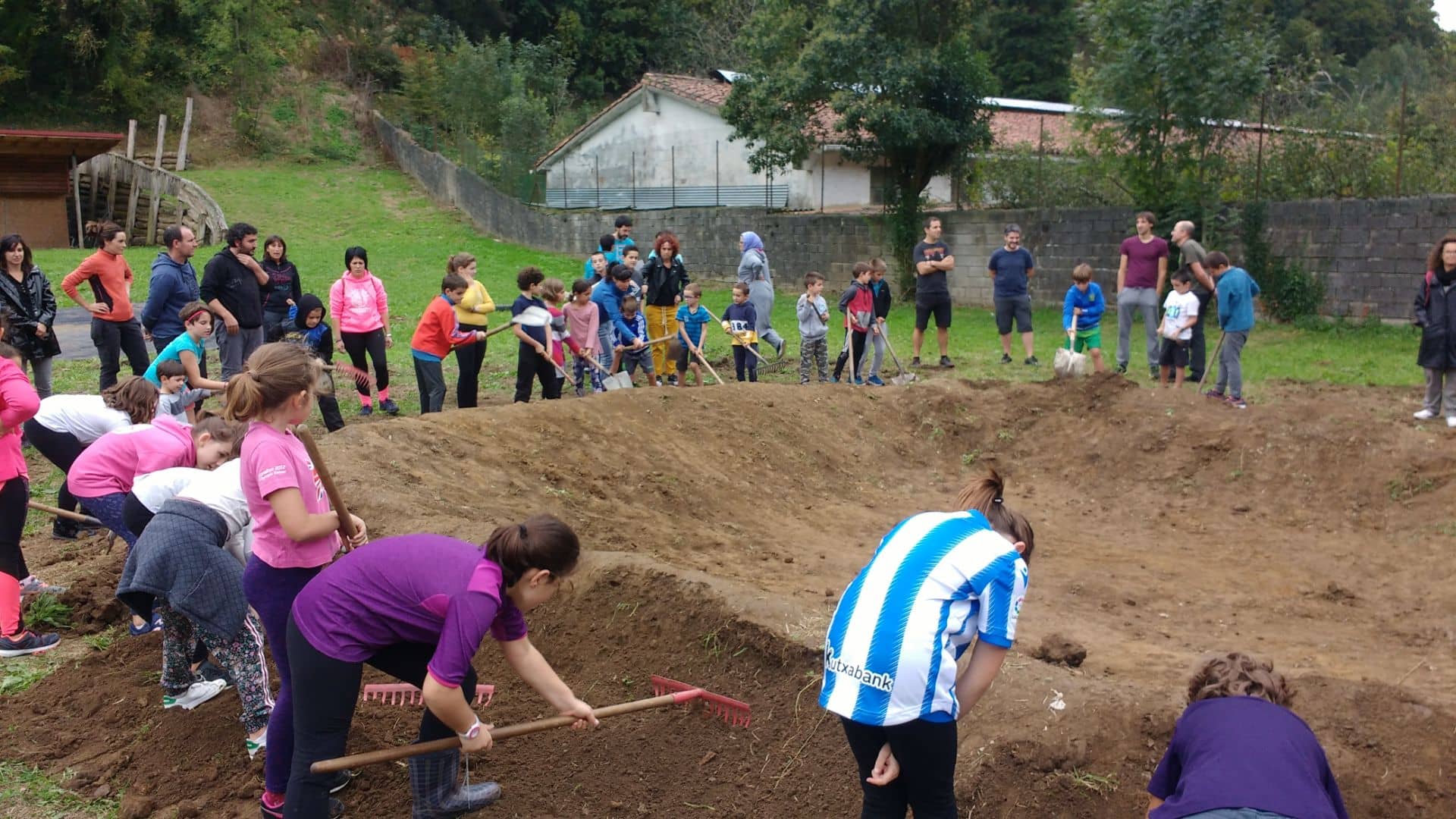 Estudiantes creando una charca en Ataun