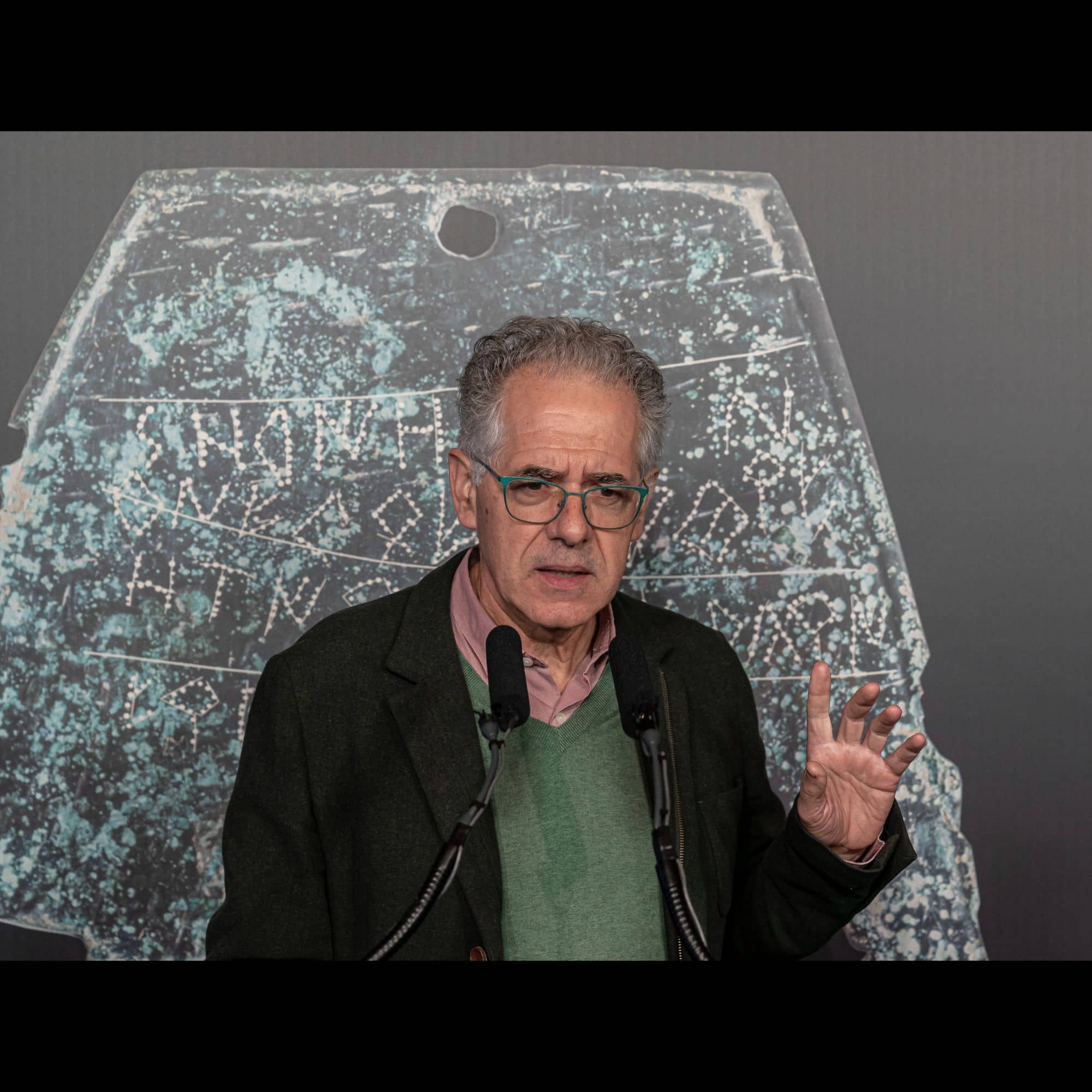 Joaquin Gorrochategui durante la presentación de "La mano de Irulegi"