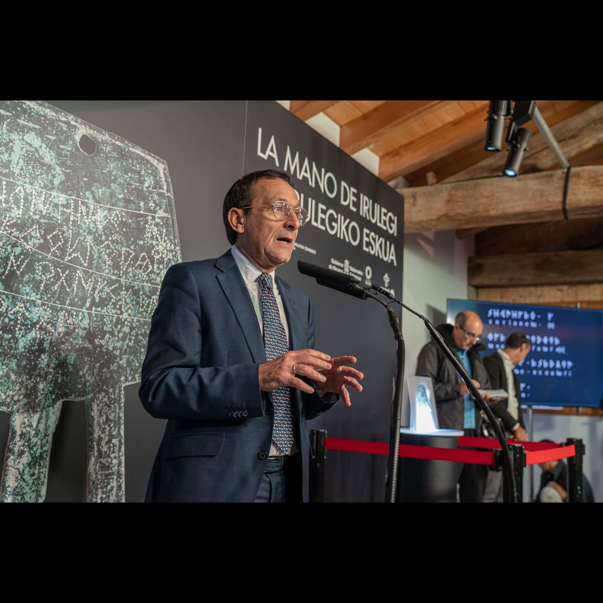 Javier Velaza, en la presentación de la mano de Irulegi.