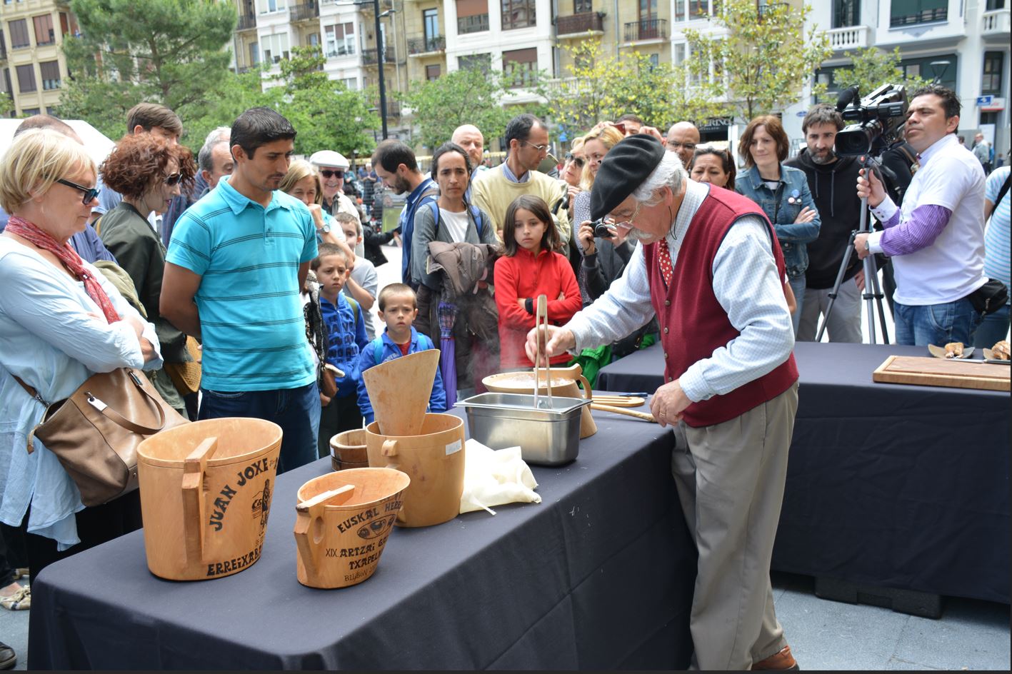 Fermin Leizaola explicando cómo se utiliza un kaiku, en la plaza Cataluña de Donostia. Urban Zientzia.