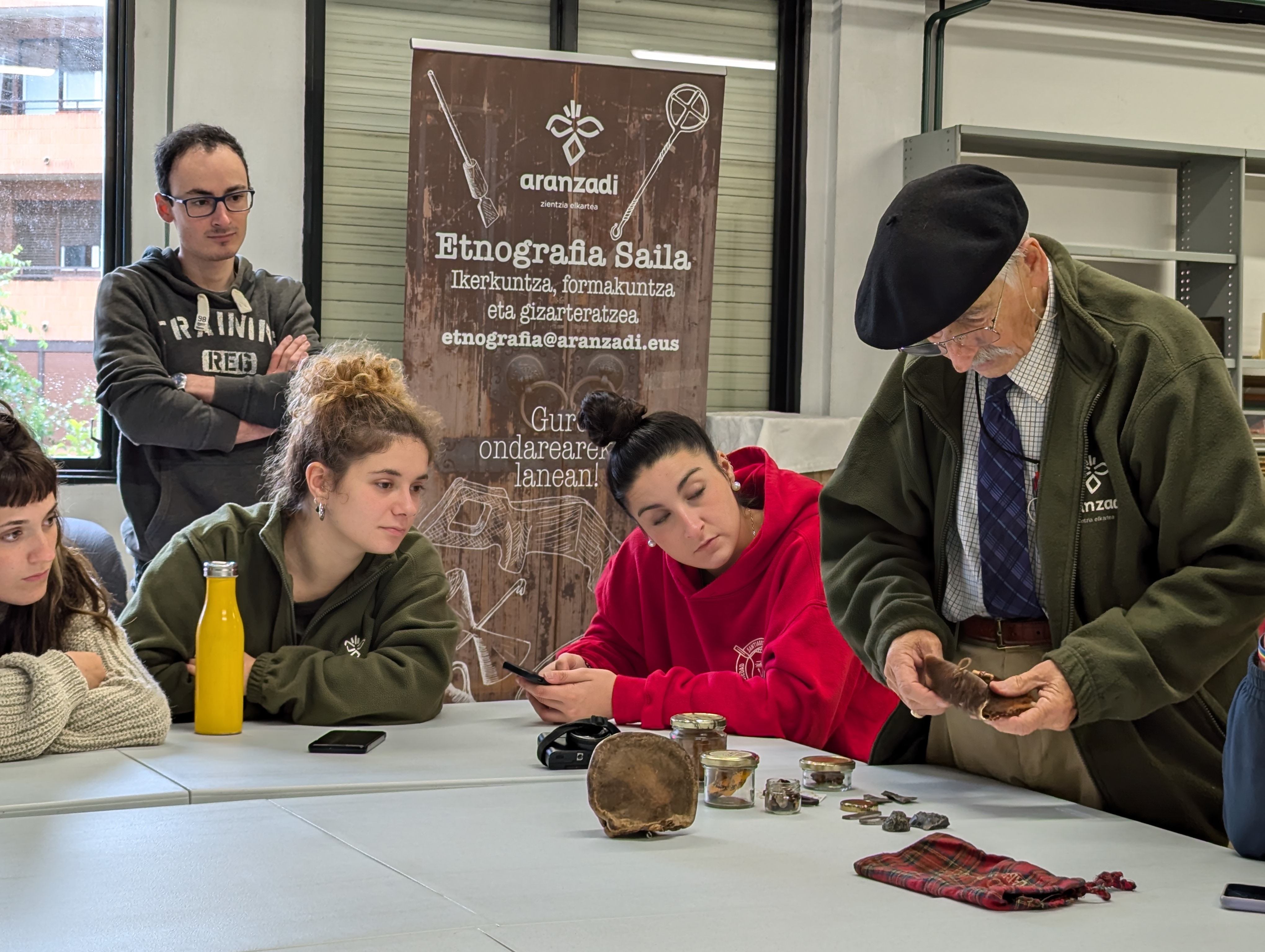 Fermin Leizaola en el laboratorio de Etnografía de Bidebieta junto a alumnos en prácticas.