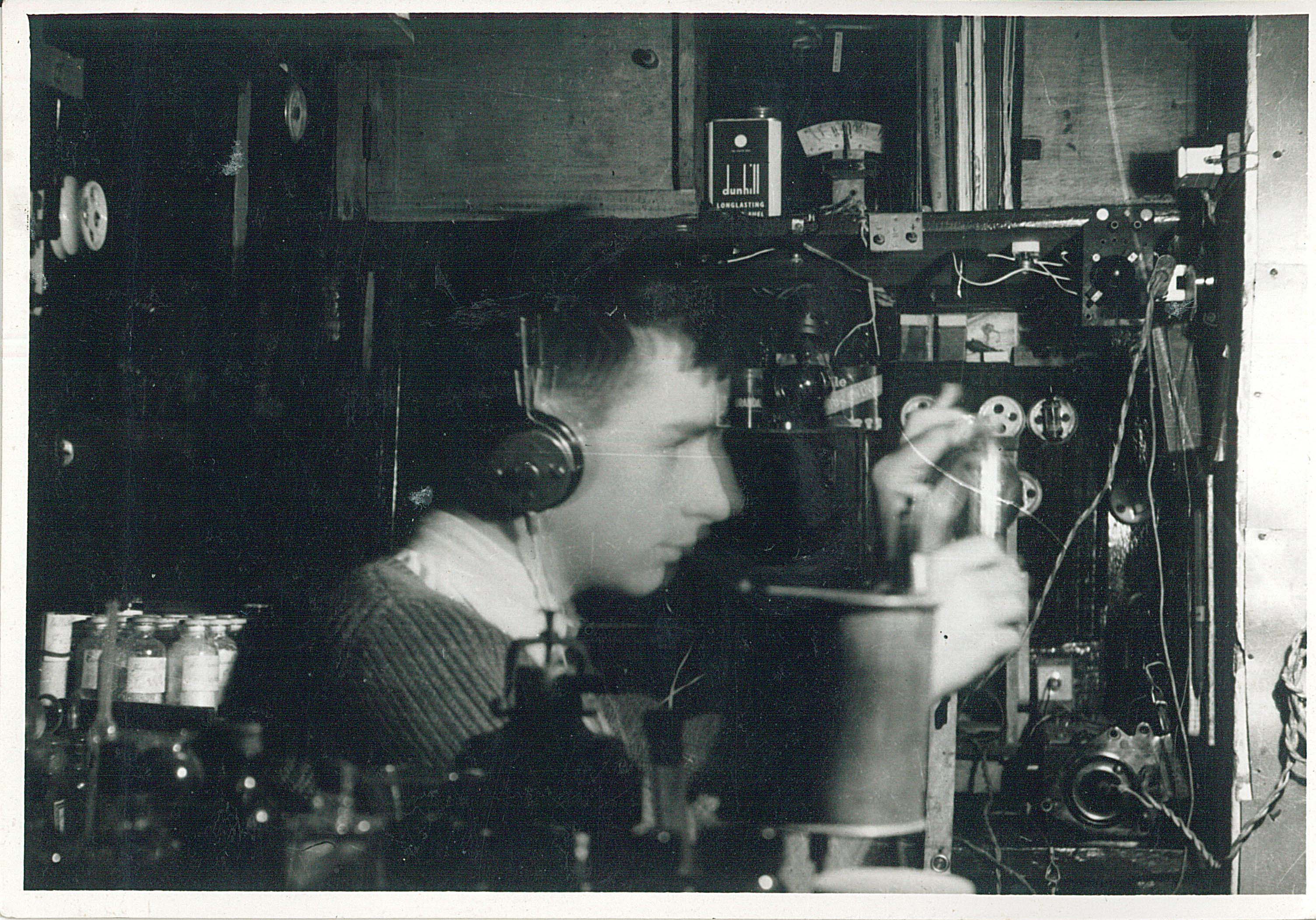 Un joven Fermin Leizaola realizando uno de sus múltiples experimentos.