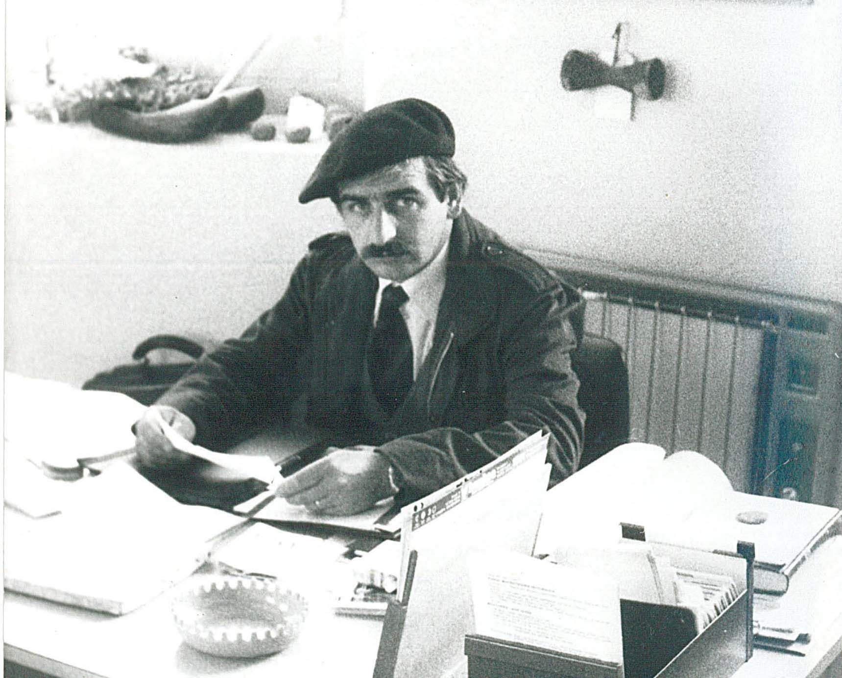 Fermin Leizaola en el despacho de Etnografía de la S.C Aranzadi, sección que dirigió durante 44 años.