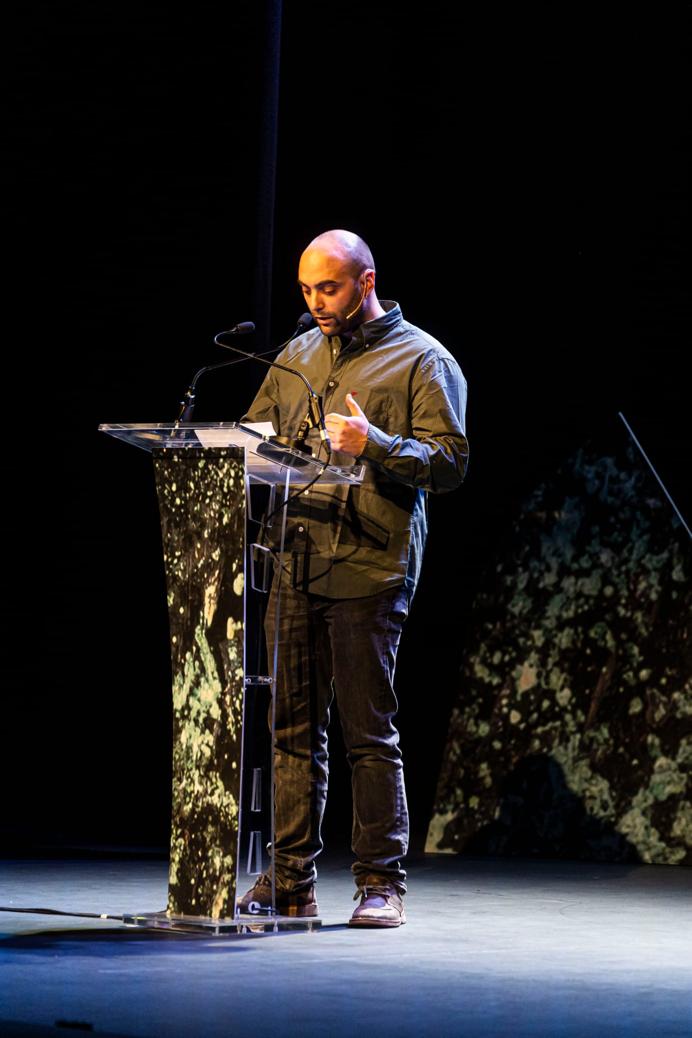 Mattin Aiestaran en la presentación de "La mano de Irulegi" en el Teatro Principal